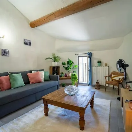 Apartment T2 Proche Place Aux Herbes